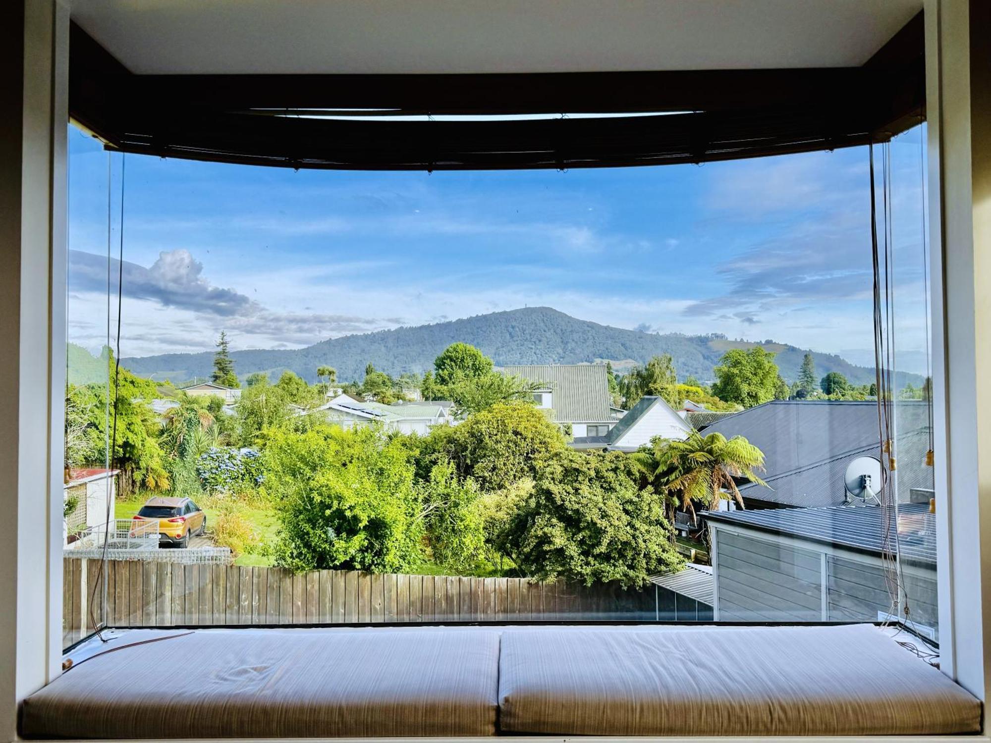 Spacious Retreat With Mountain View 罗托鲁阿 外观 照片